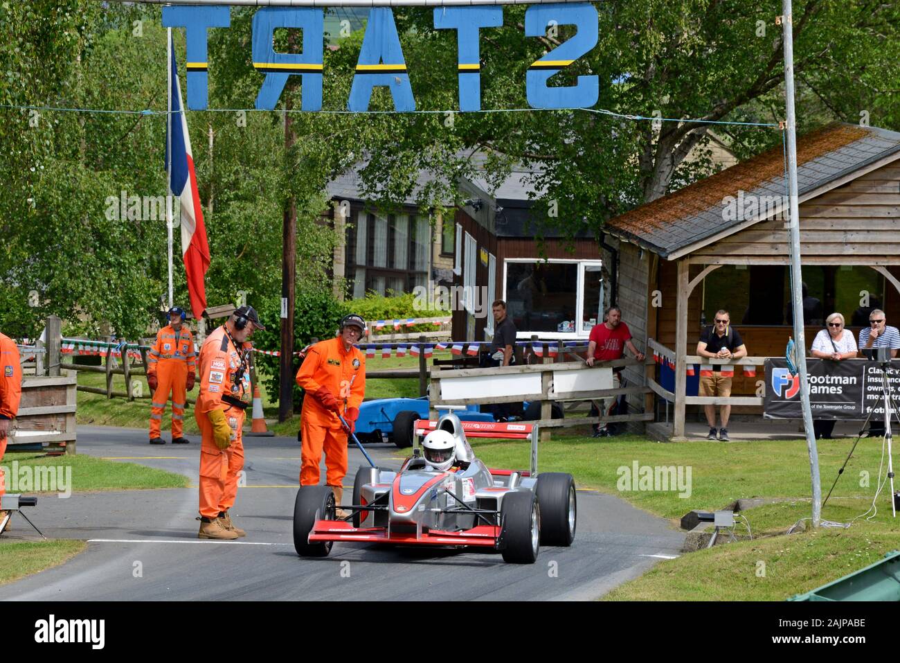 Une voiture à la ligne de départ, en attendant la course à Prescott Hill Climb, Gloucestershire Banque D'Images