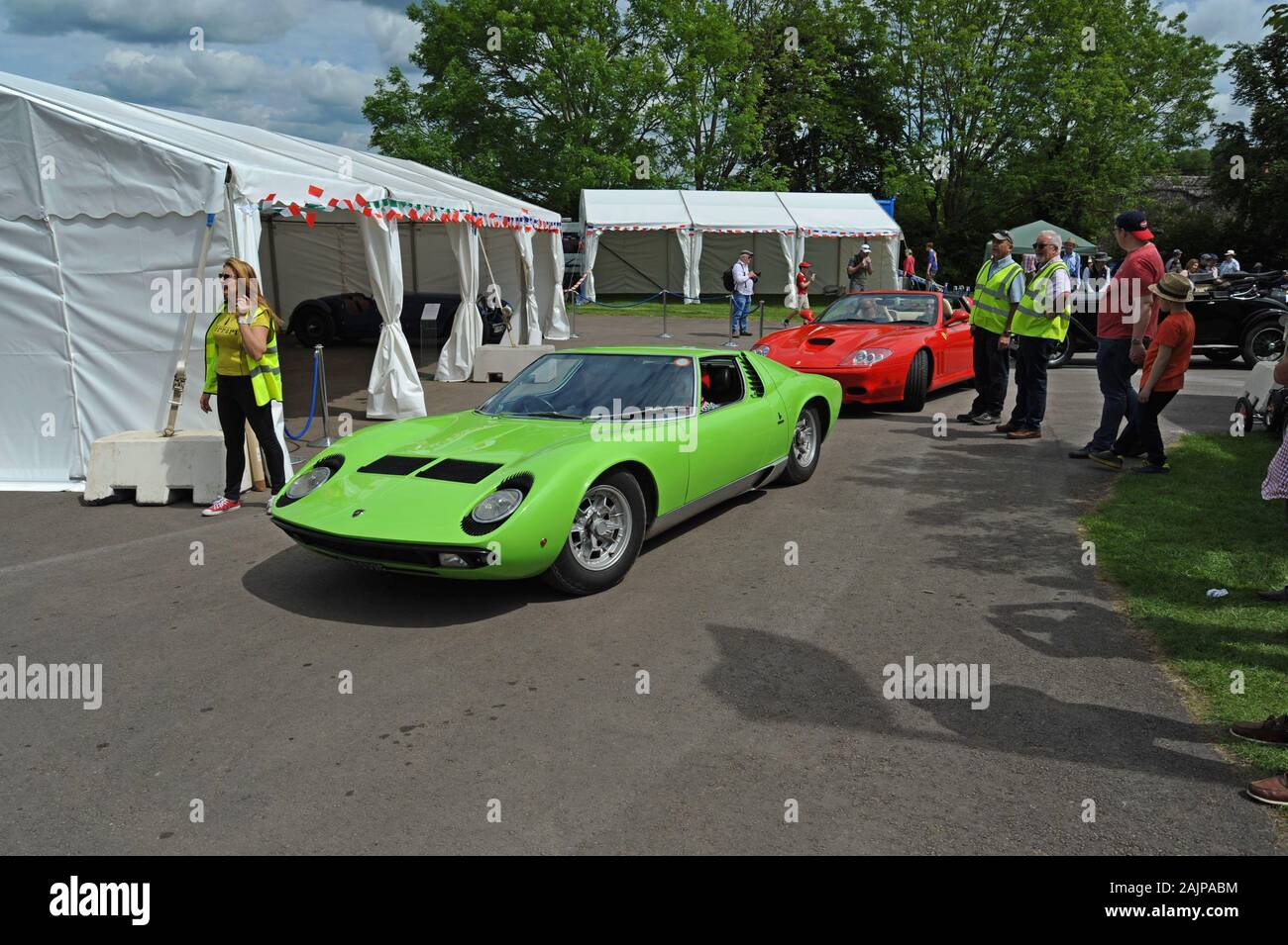 Une Lamborghini Miura de 1968, photographiée en attendant la course à Prescott Hill Climb, Gloucestershire Banque D'Images