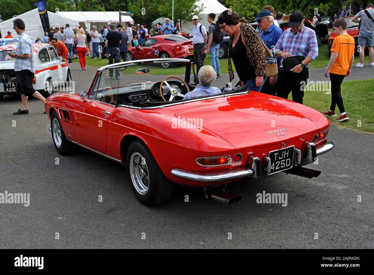 Une voiture de sport Ferrari 275 GTS de 1966 exposée à Prescott Hill Climb, Gloucestershire Banque D'Images