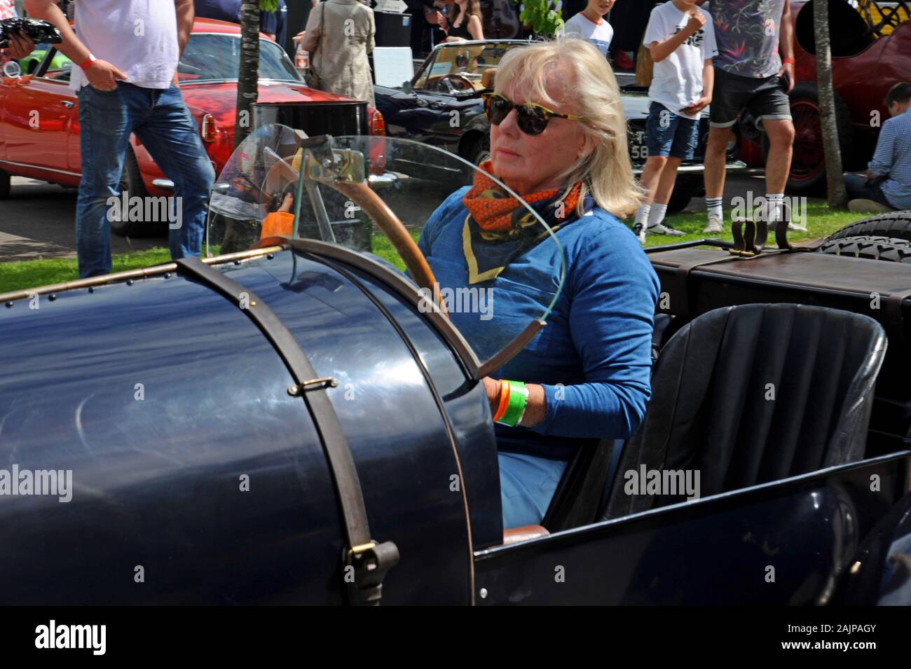 Une femme conduisant une voiture Bugatti d'époque à Prescott Hill Climb, Gloucestershire Banque D'Images