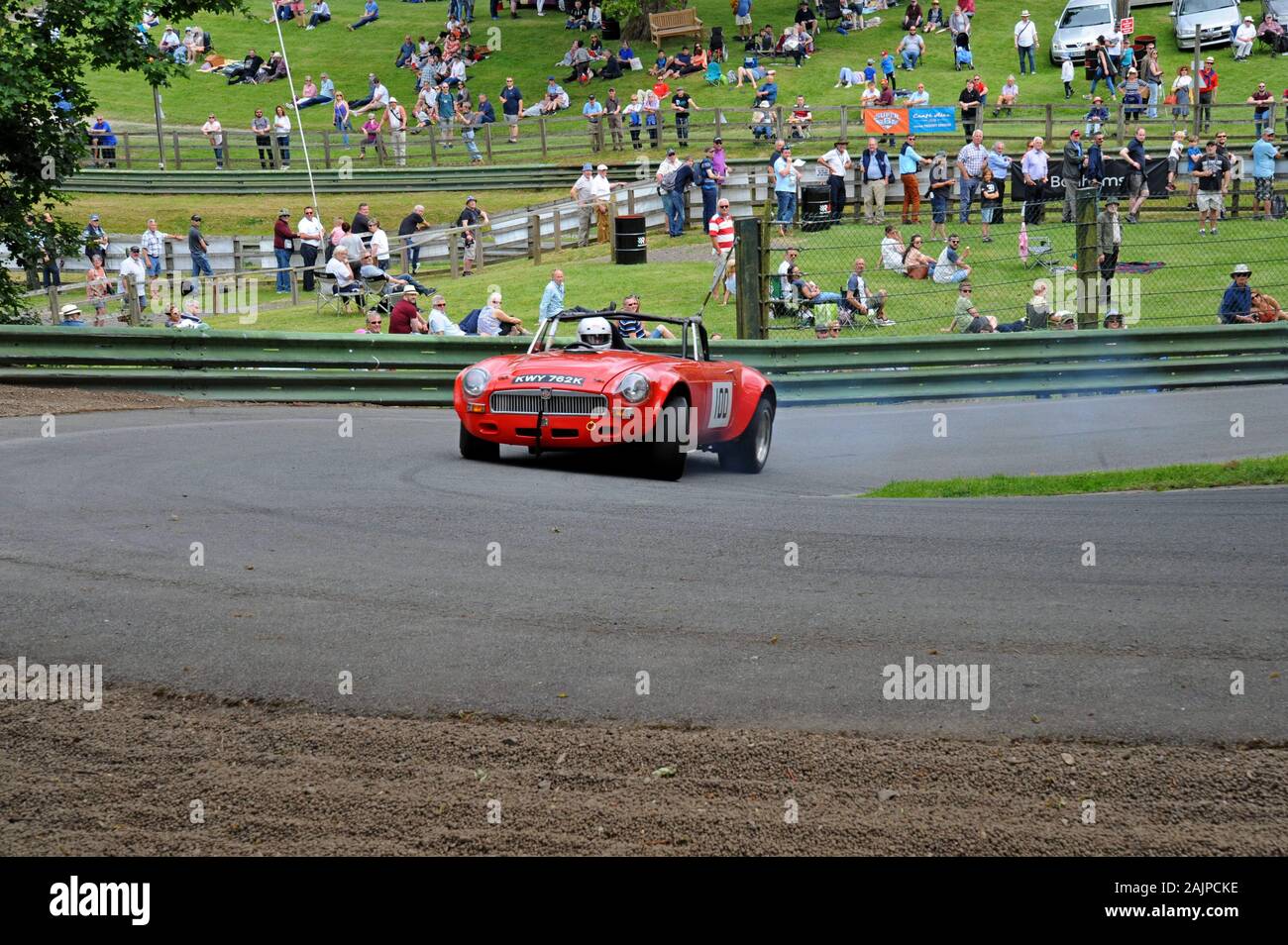 Une voiture de sport MGB classique dans les virages à vitesse à Prescott Hill Climb, Gloucestershire Banque D'Images