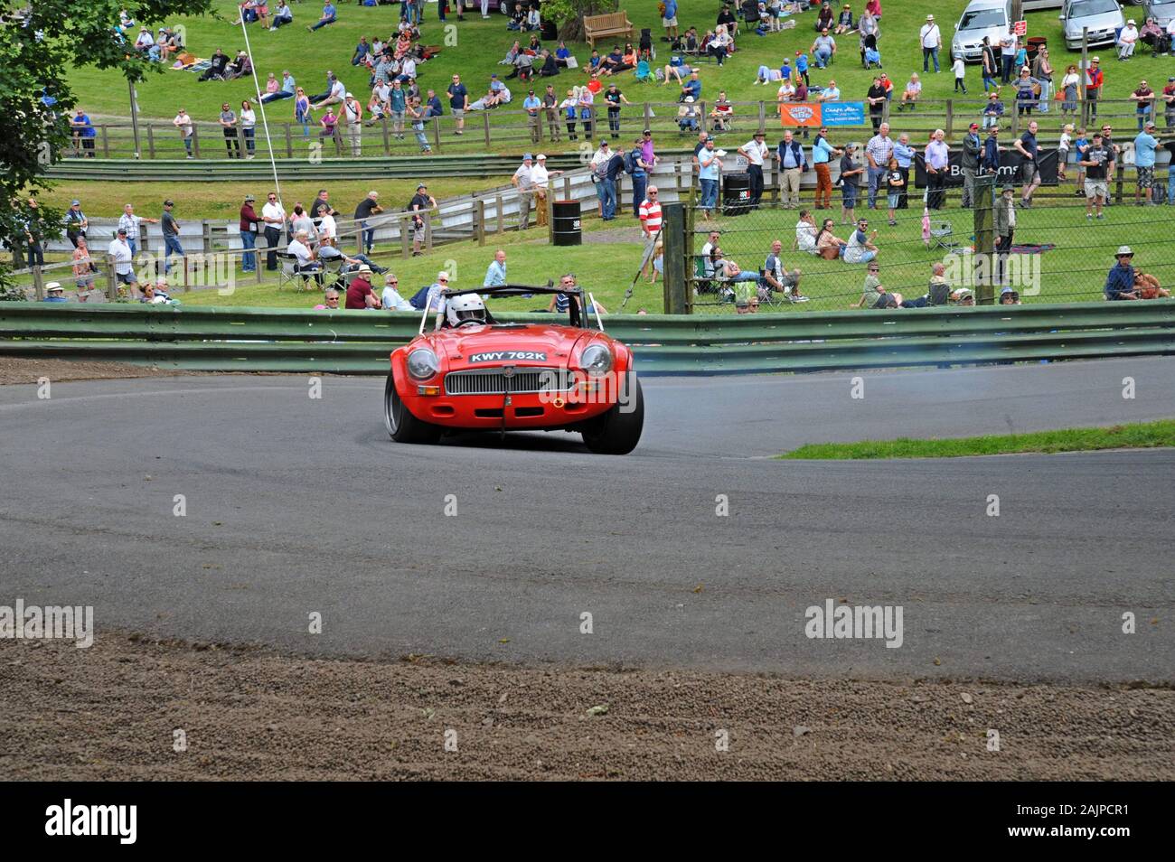 Une voiture de sport MGB classique dans les virages à vitesse à Prescott Hill Climb, Gloucestershire Banque D'Images