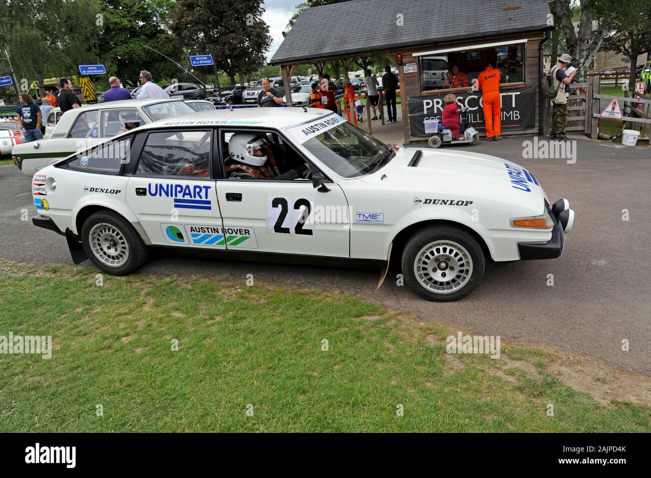 Une voiture de course automatique Rover 3500 de 1977 illustrée en attendant la course à Prescott Hill Climb, Gloucestershire Banque D'Images