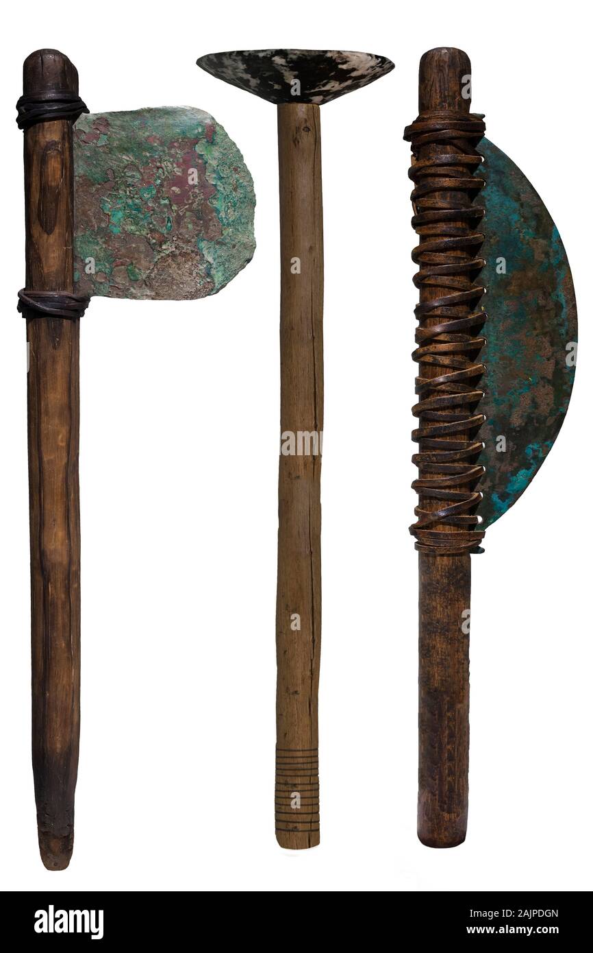 Mace, bronze hache, et Crescent blade ax. L'Egypte ancienne armes. labyrinthe. Musée de l'Egypte Culture de Barcelone, Espagne Banque D'Images