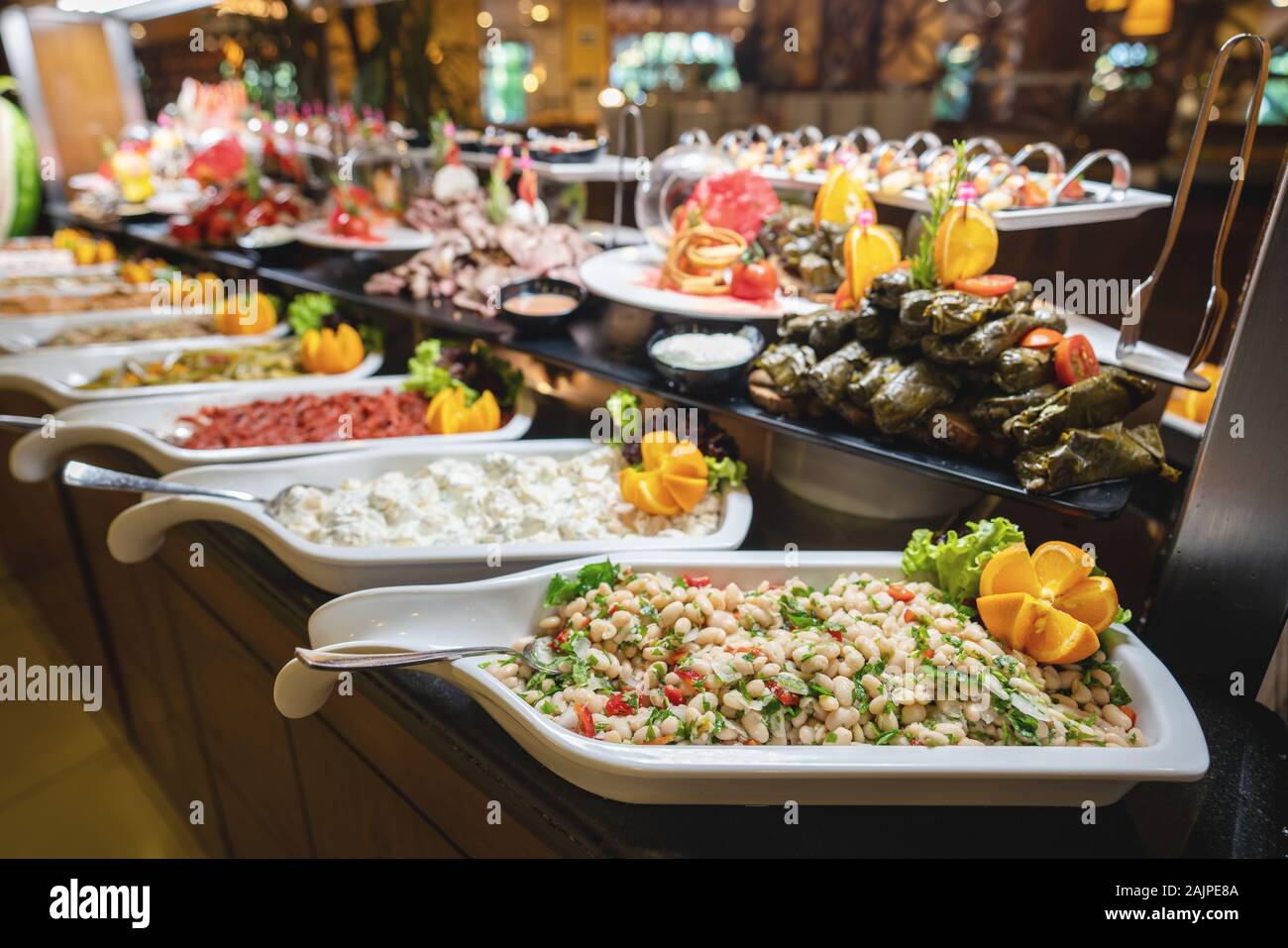 Un délicieux apéritif et buffet de salades avec diverses options dans un restaurant ou hôtel. Banque D'Images
