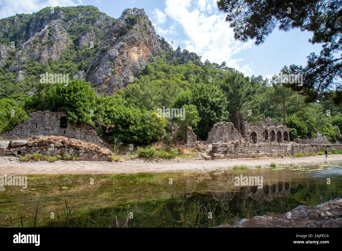 Antalya / Turquie - 06/09/2019: Ruines de l'ancienne ville d'Olympos dans le village de Cirali à Antalya, Turquie. Les touristes locaux et étrangers viennent visiter le Banque D'Images