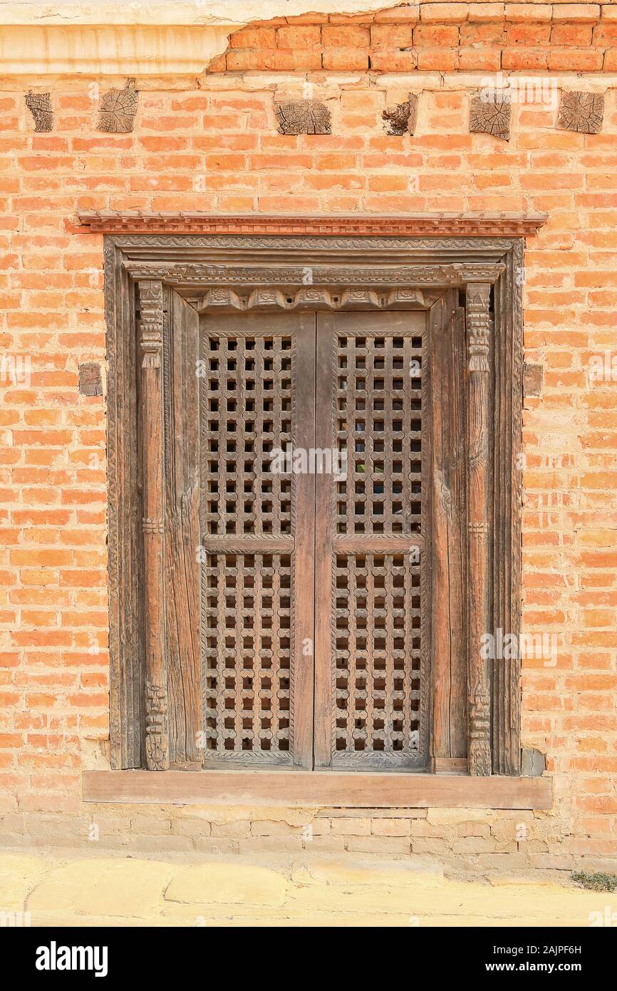 Vieille porte en bois sculpté, l'arrière-plan. Le Népal. Banque D'Images