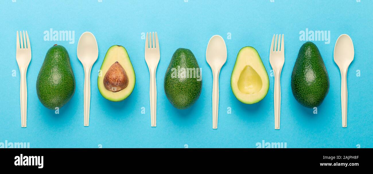 Sauver la planète, pas de plastique. Vaisselle jetable écologique avec de l'avocat les graines sur fond bleu, panorama Banque D'Images