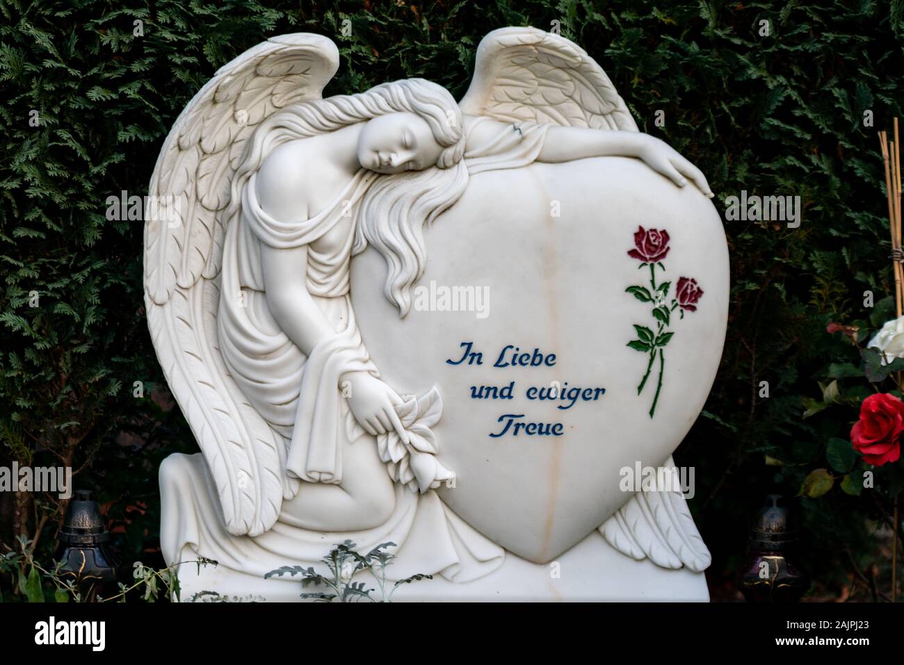 Friedhof de Tegel, Berlin, Allemagne - novembre 29, 2018 : un coeur avec un ange deuil et une rose rouge à lire 'amour éternel et fidélité" Banque D'Images