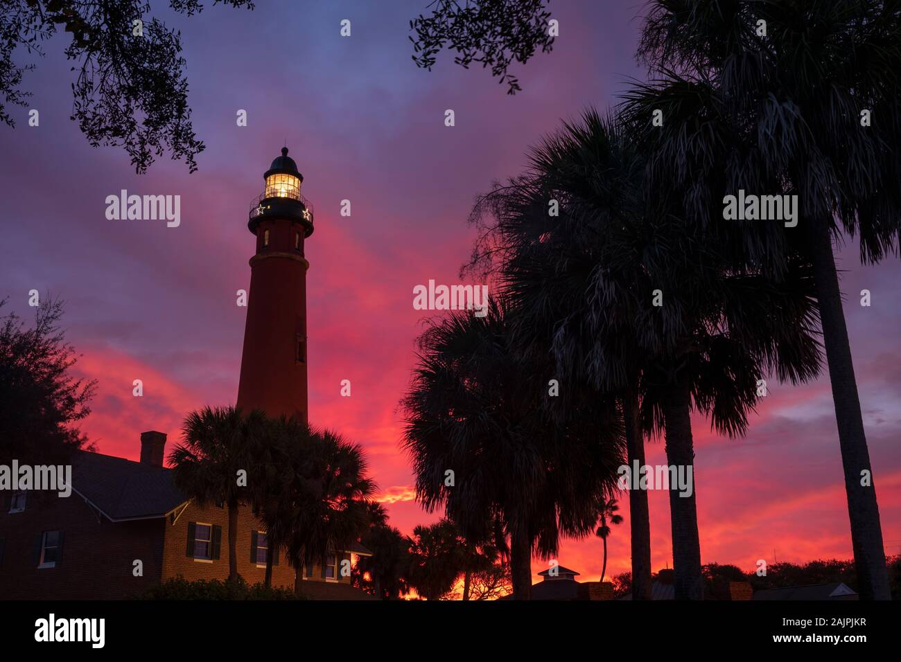 Le Ponce de Leon Inlet Light, un phare et musée situé près de Daytona Beach en Floride centrale, s'allume lors d'un matin au lever du soleil. À 175 pieds de Banque D'Images