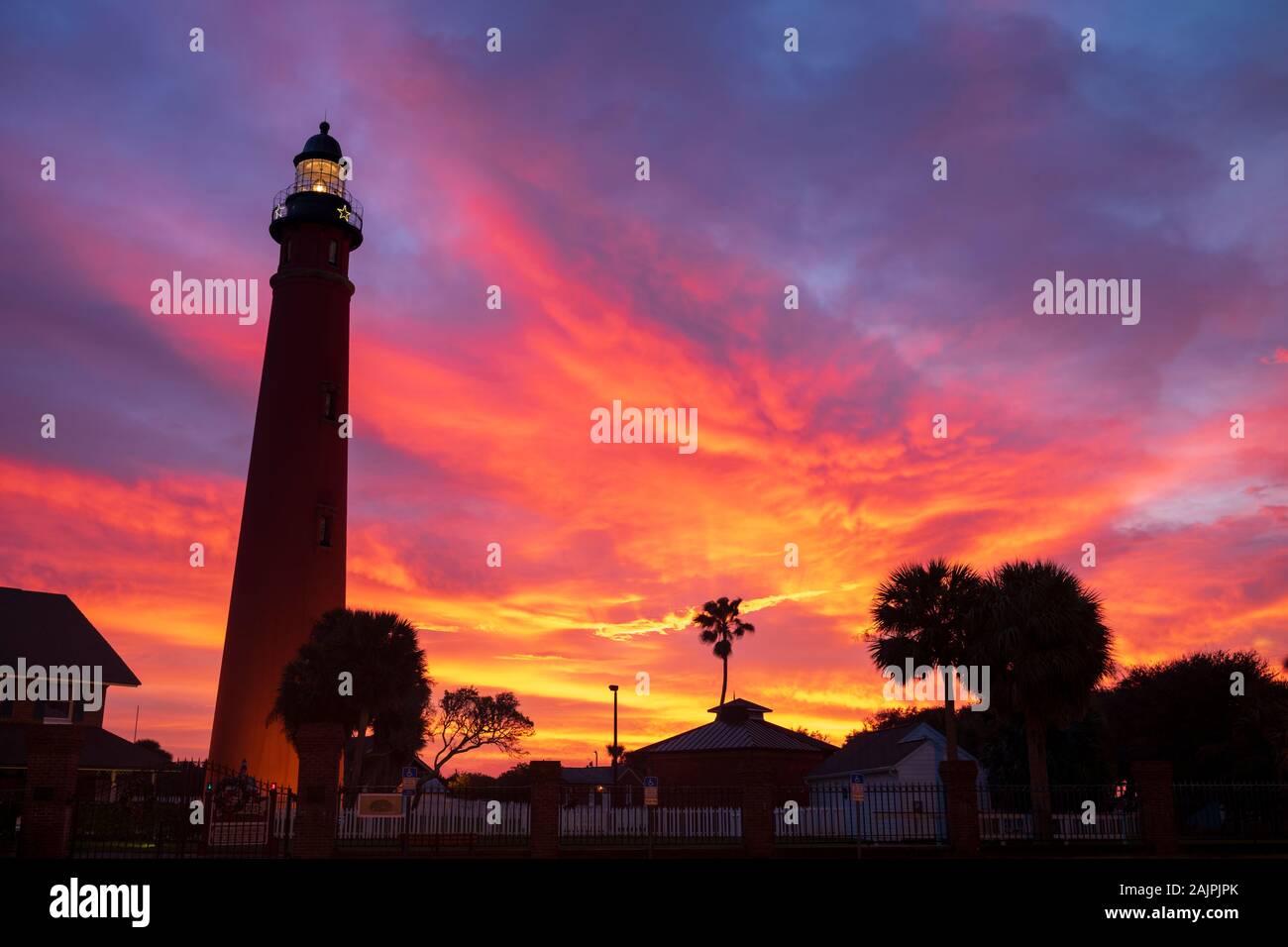 Le Ponce de Leon Inlet Light, un phare et musée situé près de Daytona Beach en Floride centrale, s'allume lors d'un matin au lever du soleil. À 175 pieds de Banque D'Images