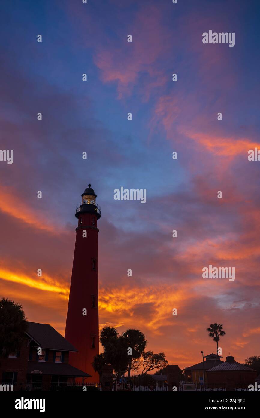 Le Ponce de Leon Inlet Light, un phare et musée situé près de Daytona Beach en Floride centrale, s'allume lors d'un matin au lever du soleil. À 175 pieds de Banque D'Images