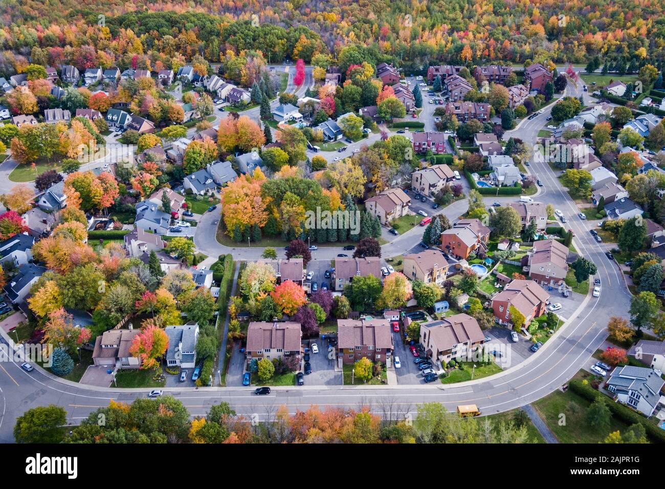 Vue aérienne de maisons de quartier résidentiel dans la banlieue de Montréal au cours de la saison d'automne au Québec, Canada. Banque D'Images