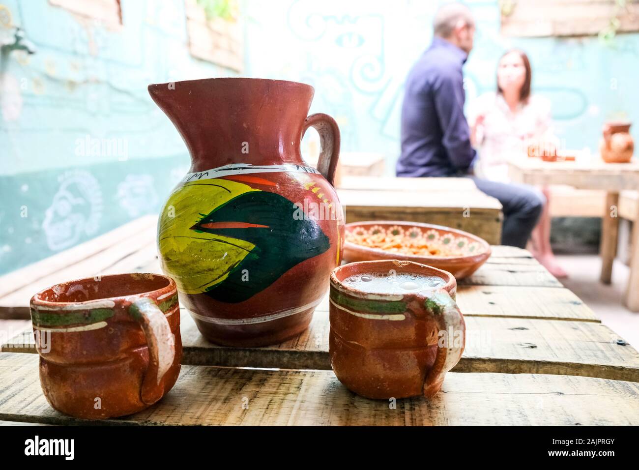 Pot en terre cuite avec des produits frais et délicieux le pulque. Guadalajara, Jalisco. Le Mexique Banque D'Images