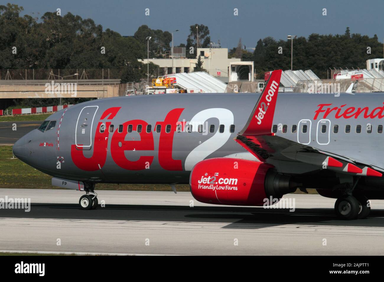 Boeing 737 NG passenger jet avion appartenant à la compagnie low cost Jet2 au départ de Malte. Gros plan du logo sur avant du fuselage avec winglet. Banque D'Images