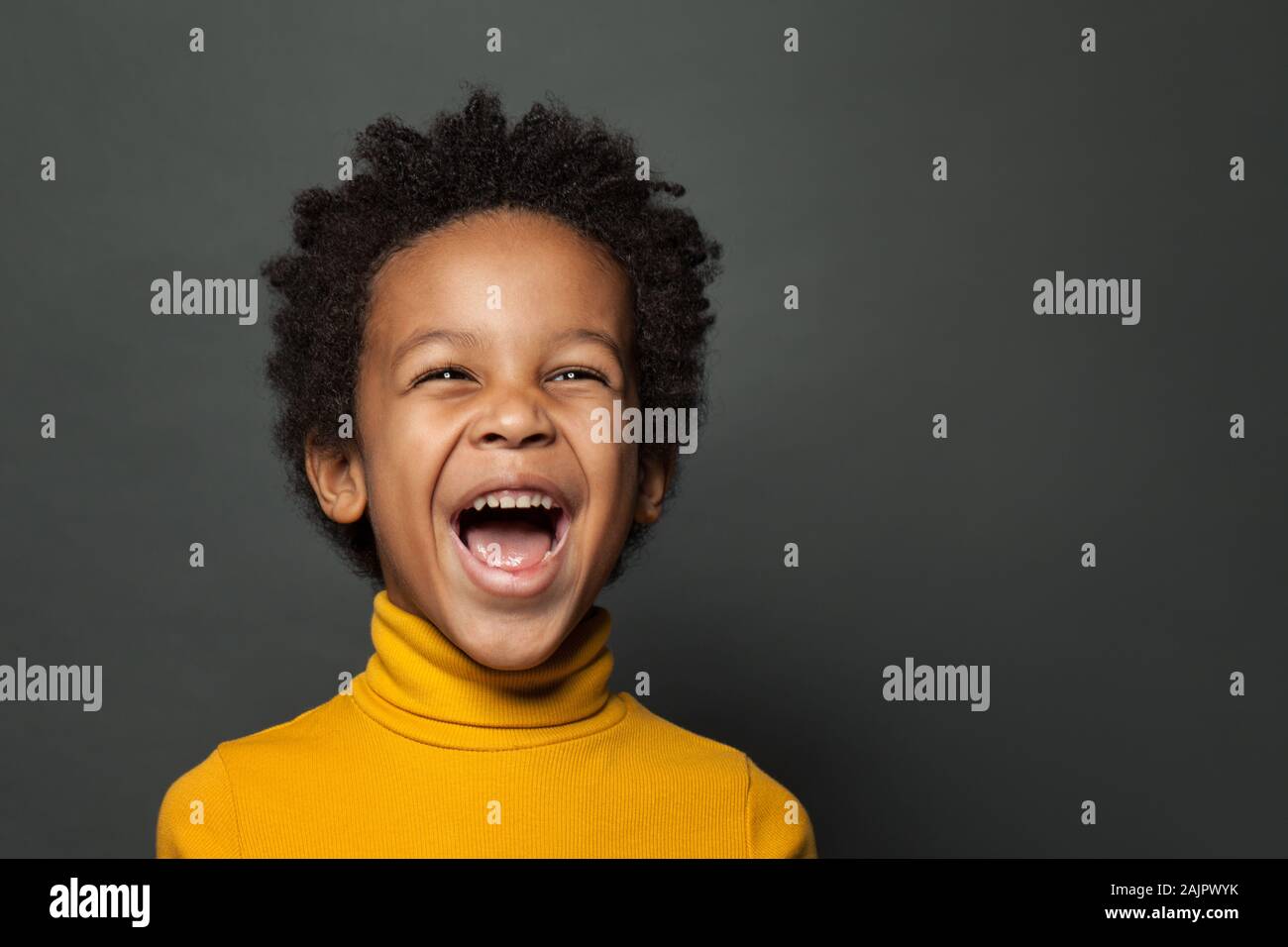 Petit garçon enfant noir de rire. Closeup portrait Banque D'Images