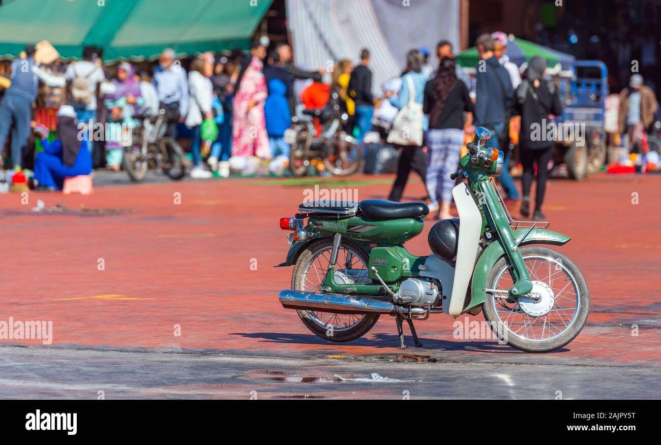 Marrakech, Maroc - 15 novembre 2019 : Moto Yamaha vert dans une place de la ville. Avec selective focus Banque D'Images