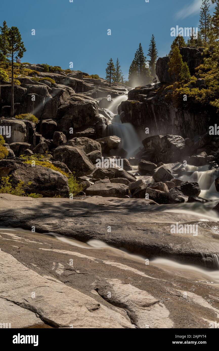 Bassi Falls à l'Eldorado National Forest, Californie, USA, dans le début de l'été 2019, vu de loin, avec la sierra vegetat Banque D'Images