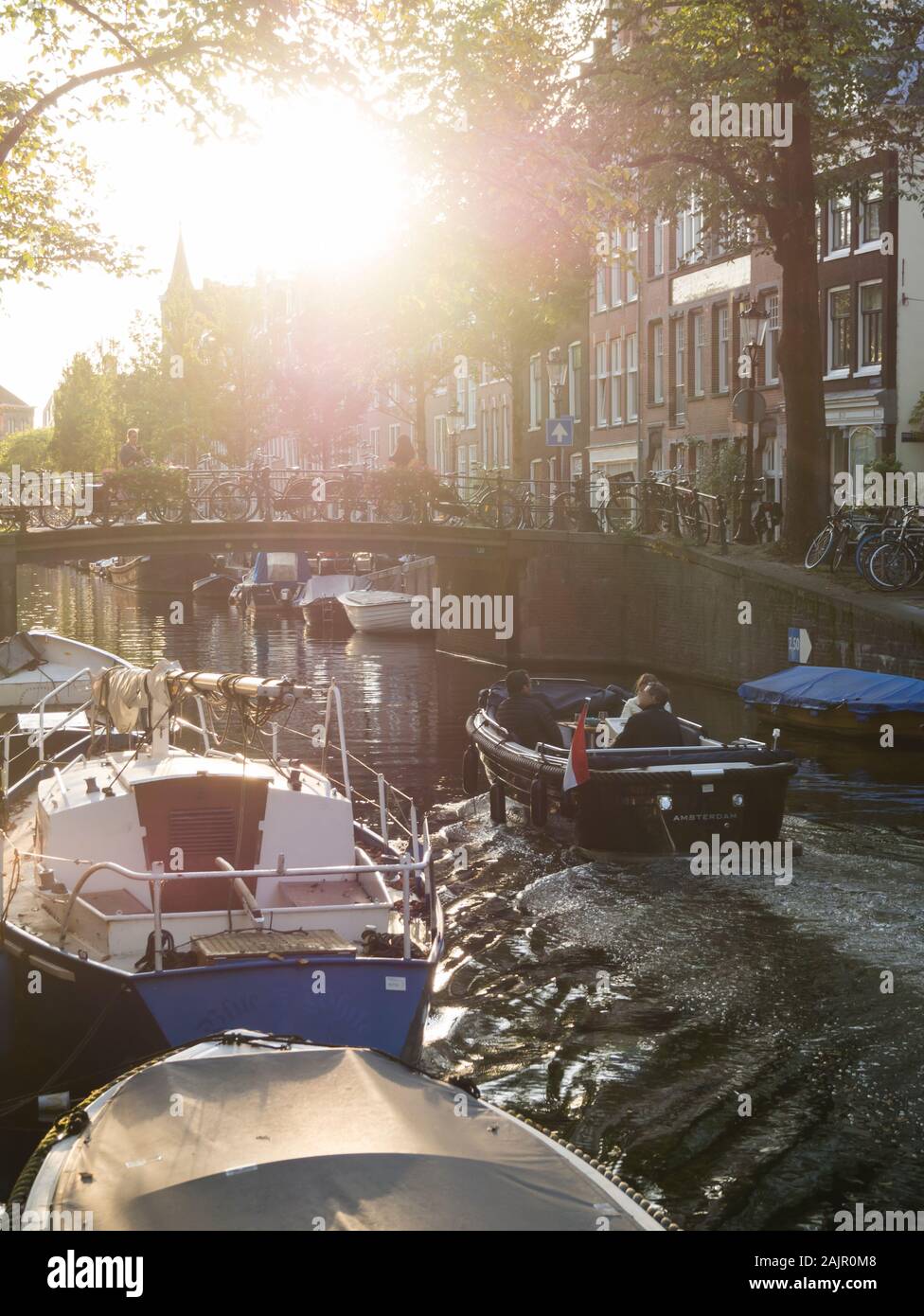 Soirée paisible scène avec le soleil se couchant sur l'Amsterdam Bloemgracht néerlandaise de la vieille ville de Jordaan. Banque D'Images Soirée paisible scène avec le soleil se couchant sur l'Amsterdam Bloemgracht néerlandaise de la vieille ville de Jordaan. Banque D'Images