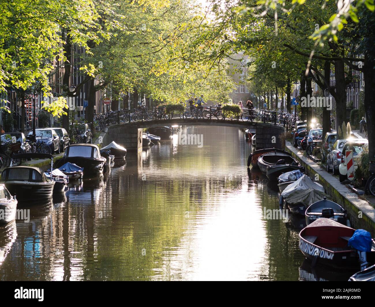 Soirée paisible scène avec le soleil se couchant sur l'Amsterdam Bloemgracht néerlandaise de la vieille ville de Jordaan. Banque D'Images Soirée paisible scène avec le soleil se couchant sur l'Amsterdam Bloemgracht néerlandaise de la vieille ville de Jordaan. Banque D'Images