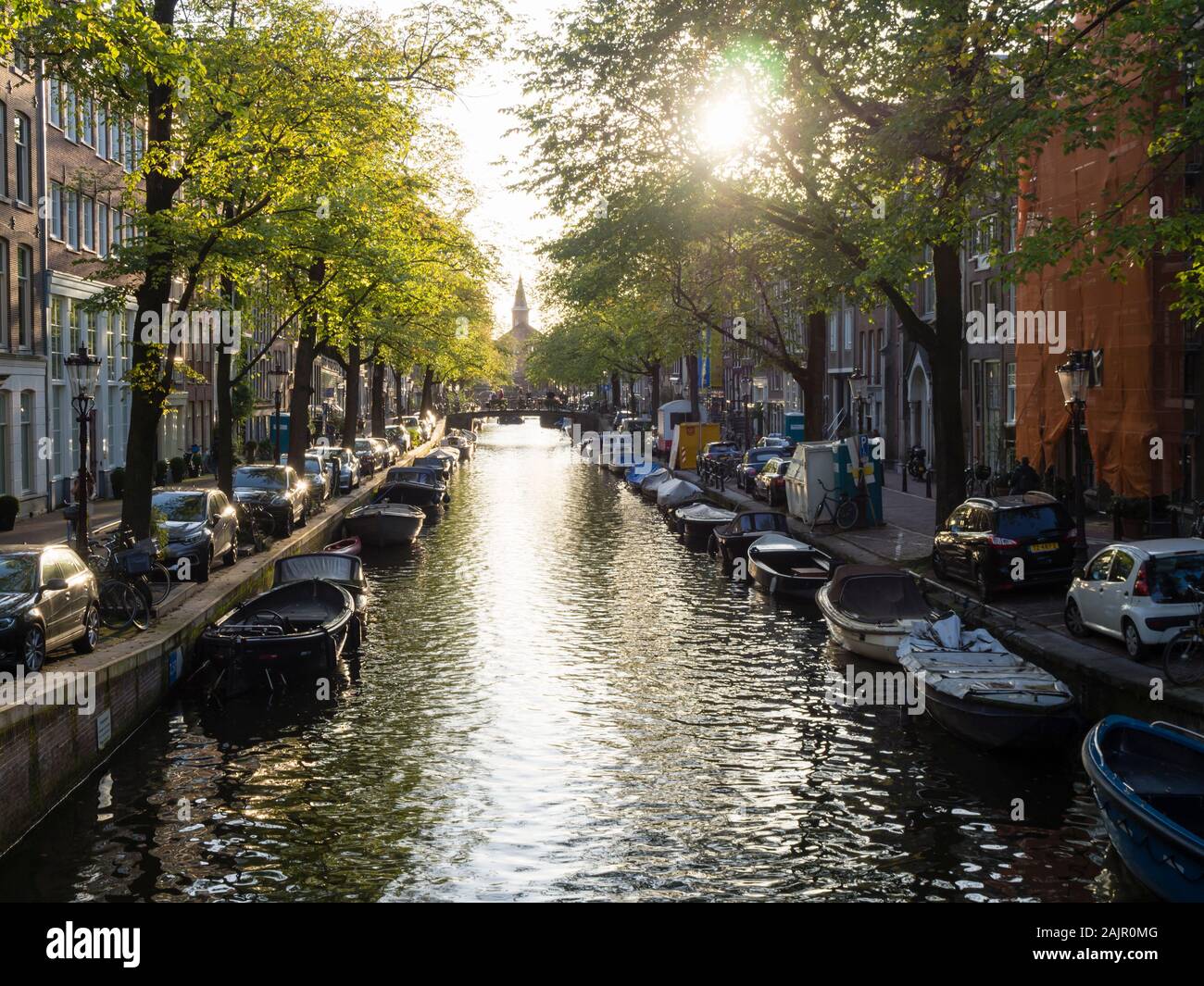Soirée paisible scène avec le soleil se couchant sur l'Amsterdam Bloemgracht néerlandaise de la vieille ville de Jordaan. Banque D'Images