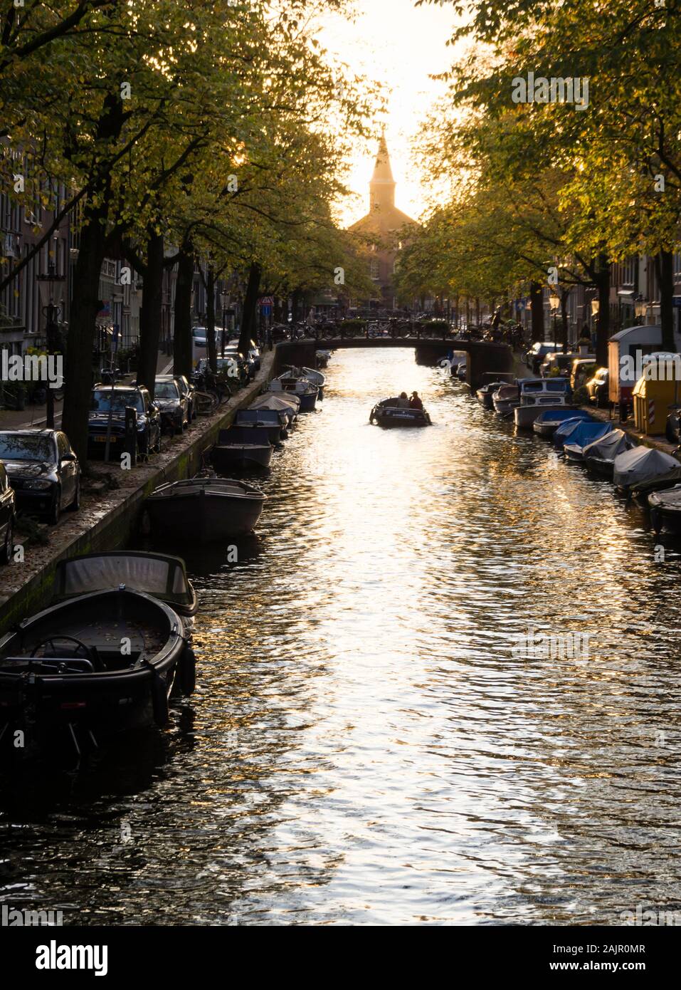 Soirée paisible scène avec le soleil se couchant sur l'Amsterdam Bloemgracht néerlandaise de la vieille ville de Jordaan. Banque D'Images Soirée paisible scène avec le soleil se couchant sur l'Amsterdam Bloemgracht néerlandaise de la vieille ville de Jordaan. Banque D'Images