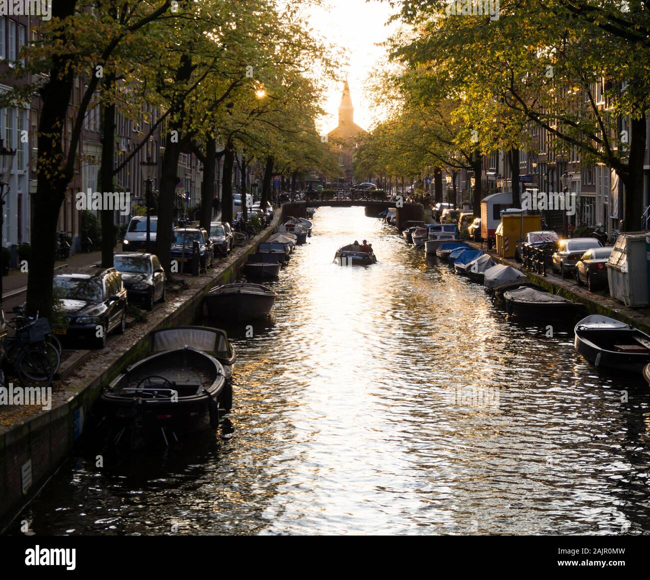 Soirée paisible scène avec le soleil se couchant sur l'Amsterdam Bloemgracht néerlandaise de la vieille ville de Jordaan. Banque D'Images Soirée paisible scène avec le soleil se couchant sur l'Amsterdam Bloemgracht néerlandaise de la vieille ville de Jordaan. Banque D'Images