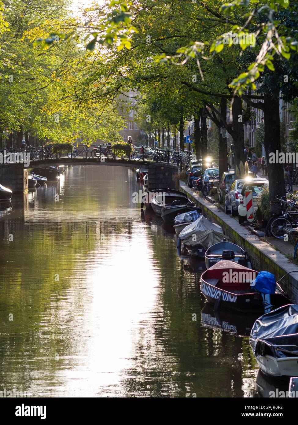 Soirée paisible scène avec le soleil se couchant sur l'Amsterdam Bloemgracht néerlandaise de la vieille ville de Jordaan. Banque D'Images Soirée paisible scène avec le soleil se couchant sur l'Amsterdam Bloemgracht néerlandaise de la vieille ville de Jordaan. Banque D'Images