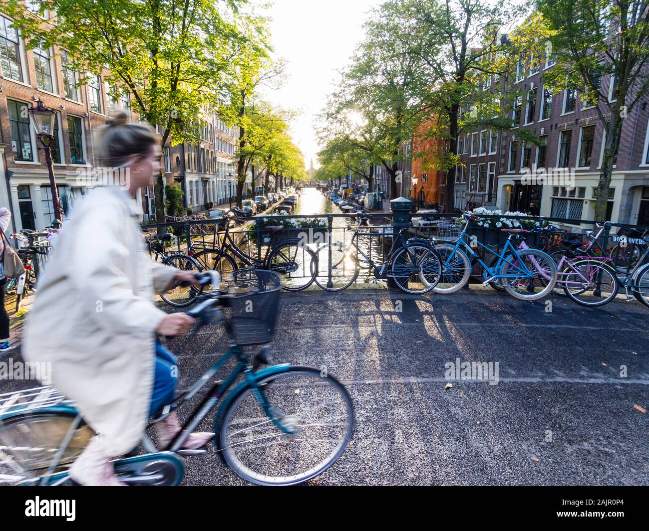 Une femme sur une bicyclette est l'adoption d'un pont-canal à Amsterdam. Jordaan (Egelantiersgracht). Banque D'Images