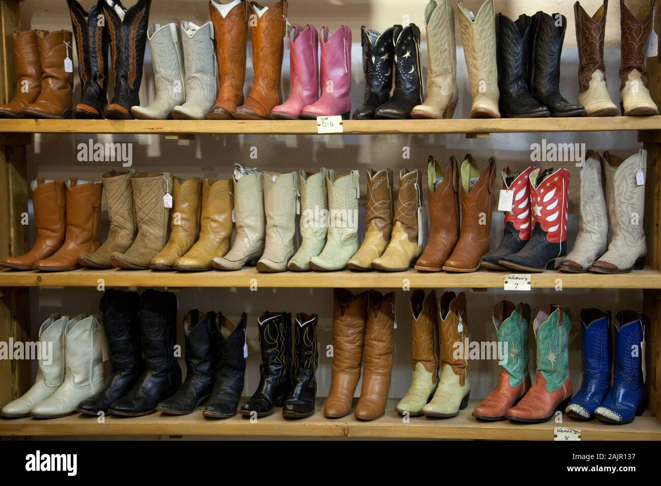 Bottes De Cowboy À Vendre, Taos, Nouveau-Mexique, États-Unis Photo Stock -  Alamy