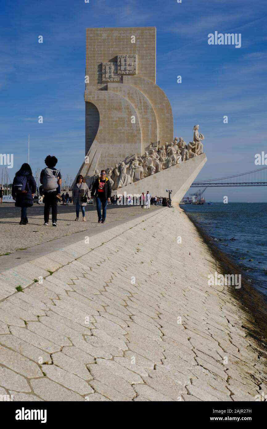 Monument aux découvertes du Nouveau monde, Henry le navigateur, découverte, Histoire, exploration, Sculpture de pierre, Figures, Pierre, Belem, Portugal. Banque D'Images