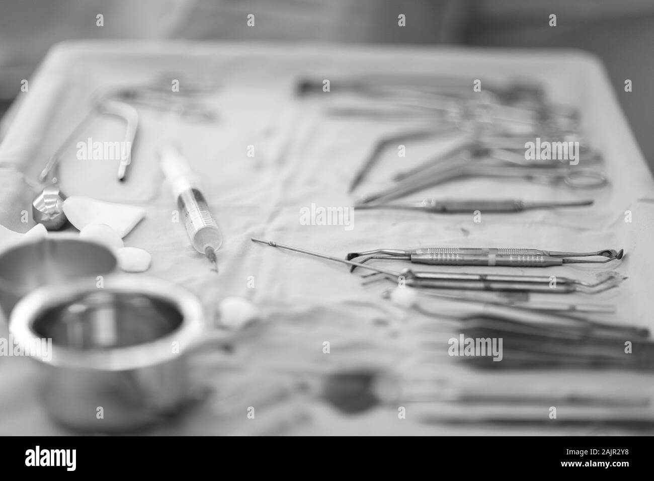 Table avec un ensemble d'instruments de chirurgie dentaire dans la salle d'opération Banque D'Images