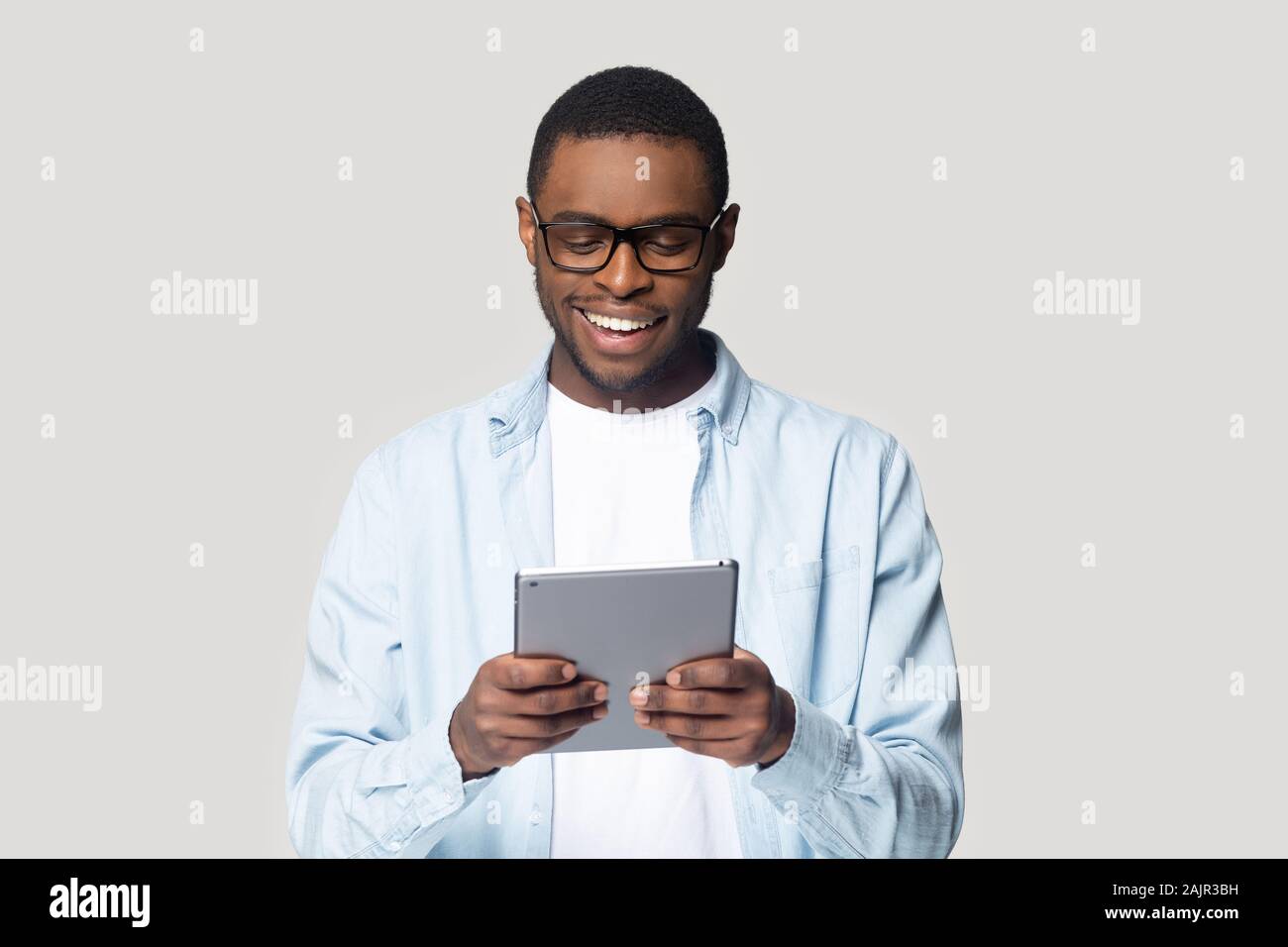 Guy africains s'amusant à l'aide de l'ordinateur tablette studio shot Banque D'Images