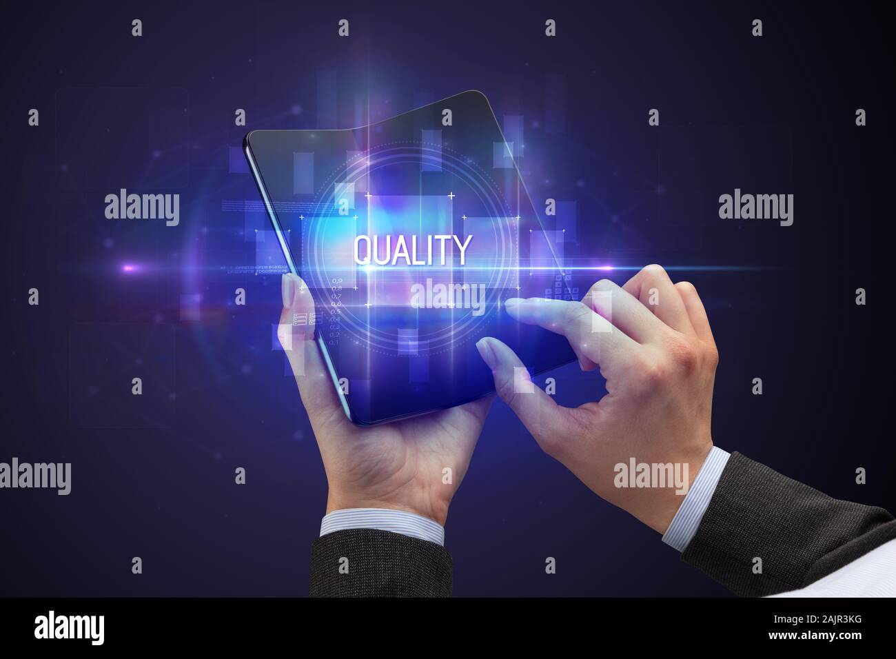 Businessman holding a smartphone pliable avec inscription de qualité, la nouvelle technologie concept Banque D'Images