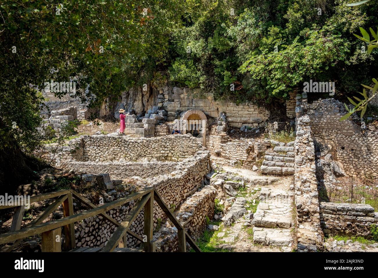 BUTRINT, ALBANIE - 7 juin 2019 : les touristes regarder et prendre des photos des ruines, de palais central. Belle journée de printemps chaude site archéologique au patrimoine de l'Albanais. Avec la photographie de la flore vert frais Banque D'Images