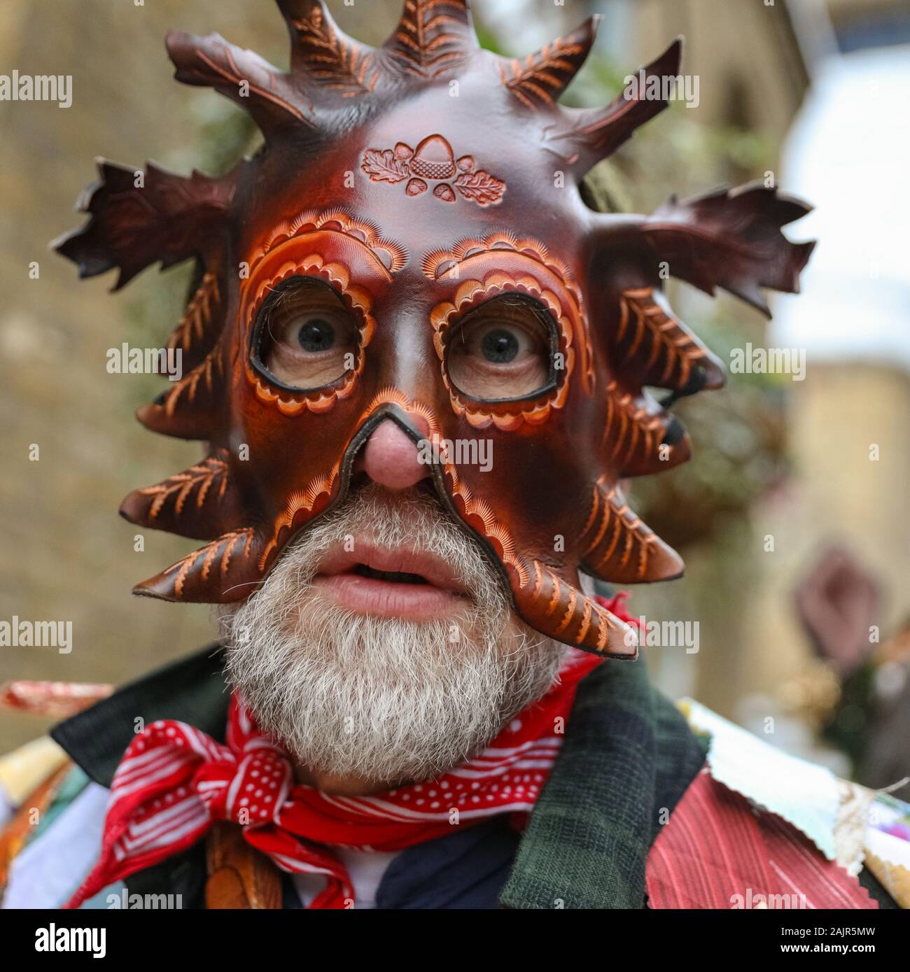 Londres, Royaume-Uni. 5e jan 2020. 25e congrès annuel de la Douzième Nuit de fête, une ancienne coutume de l'hiver, est tenue à Bankside, effectuée par la partie 'Lions' joueurs. L'homme, en bois de houx feuillage vert, est joué sur la Tamise. Il est rejoint par la London les mimes, de toasts (wassail) le peuple, et effectuer de combat folk freestyle jouer en costumes colorés. La procession se déplace de l'autre côté de la rivière, à Shakespeare's Globe et à la St George Inn, Southwark. Credit : Imageplotter/Alamy Live News Banque D'Images