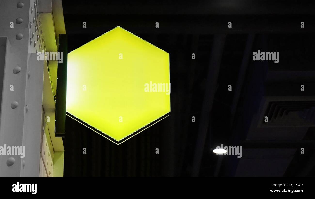 La signalisation de la visionneuse hexagonale blanche est suspendue au mur Banque D'Images