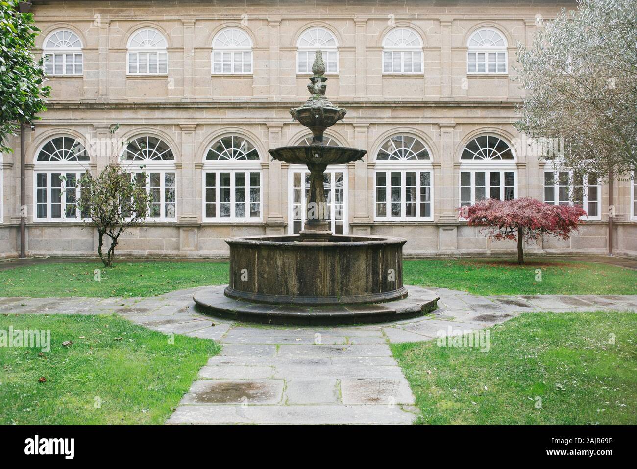 Fontaine dans le cloître du couvent de San Francisco de Santiago. Santiago de Compostela. Espagne Banque D'Images