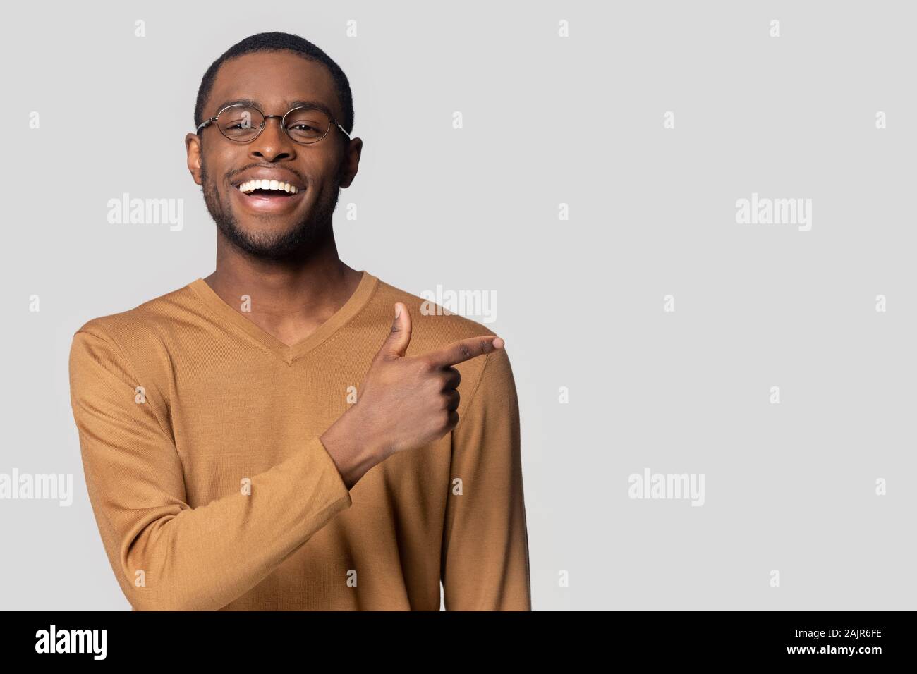 Isolé sur l'Afrique gris guy pointer du doigt en travers en copyspace Banque D'Images