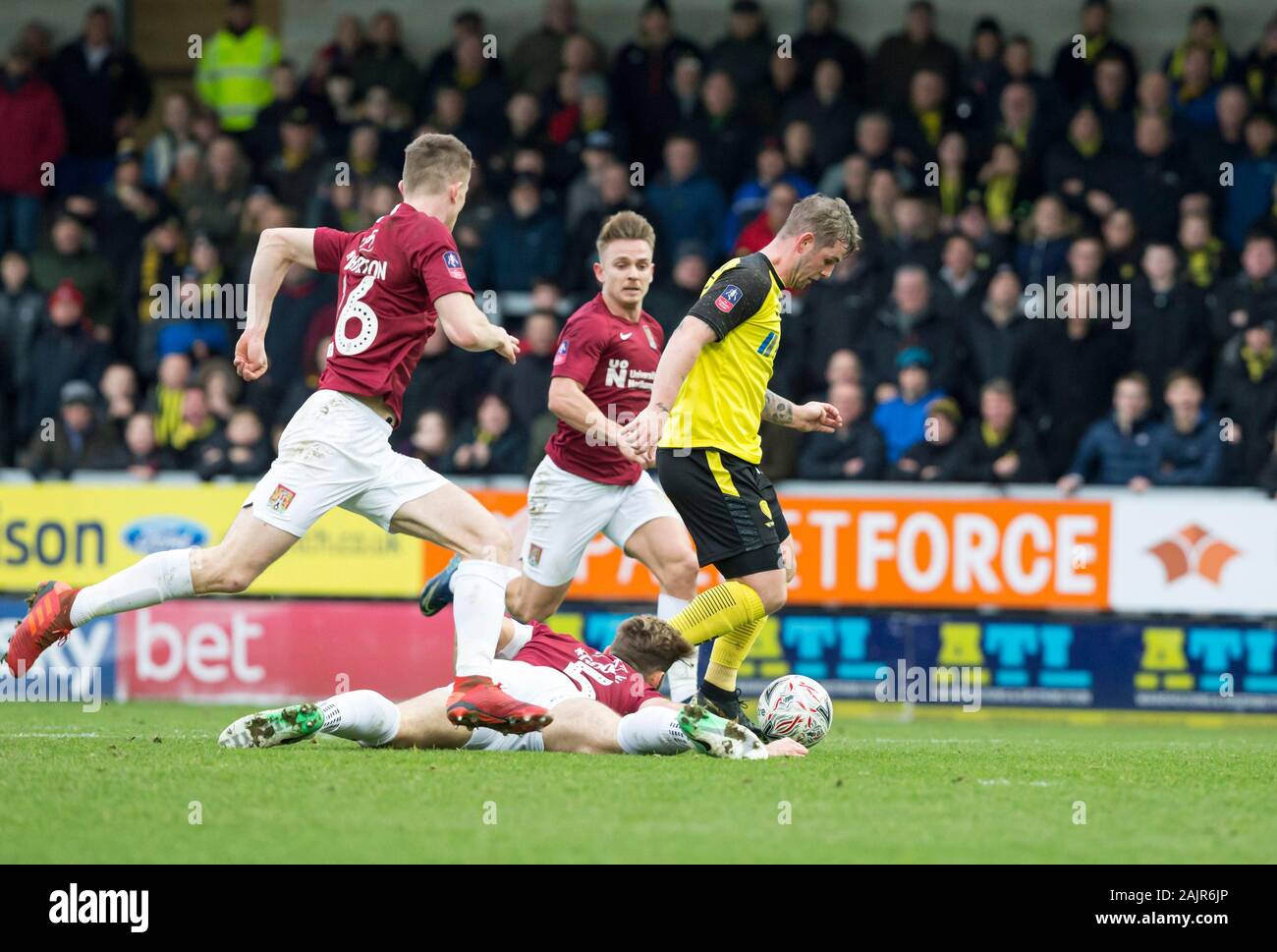 Burton upon Trent, Royaume-Uni. 05Th Jan, 2020. Burton Albion contre Northampton Town ; David Templeton de Burton Albion est passé Charlie Goode de Northampton Town sur l'herbe - strictement usage éditorial uniquement. Pas d'utilisation non autorisée avec l'audio, vidéo, données, listes de luminaire, club ou la Ligue de logos ou services 'live'. En ligne De-match utilisation limitée à 120 images, aucune émulation. Aucune utilisation de pari, de jeux ou d'un club ou la ligue/player Crédit : publications Plus Sport Action Images/Alamy Live News Banque D'Images