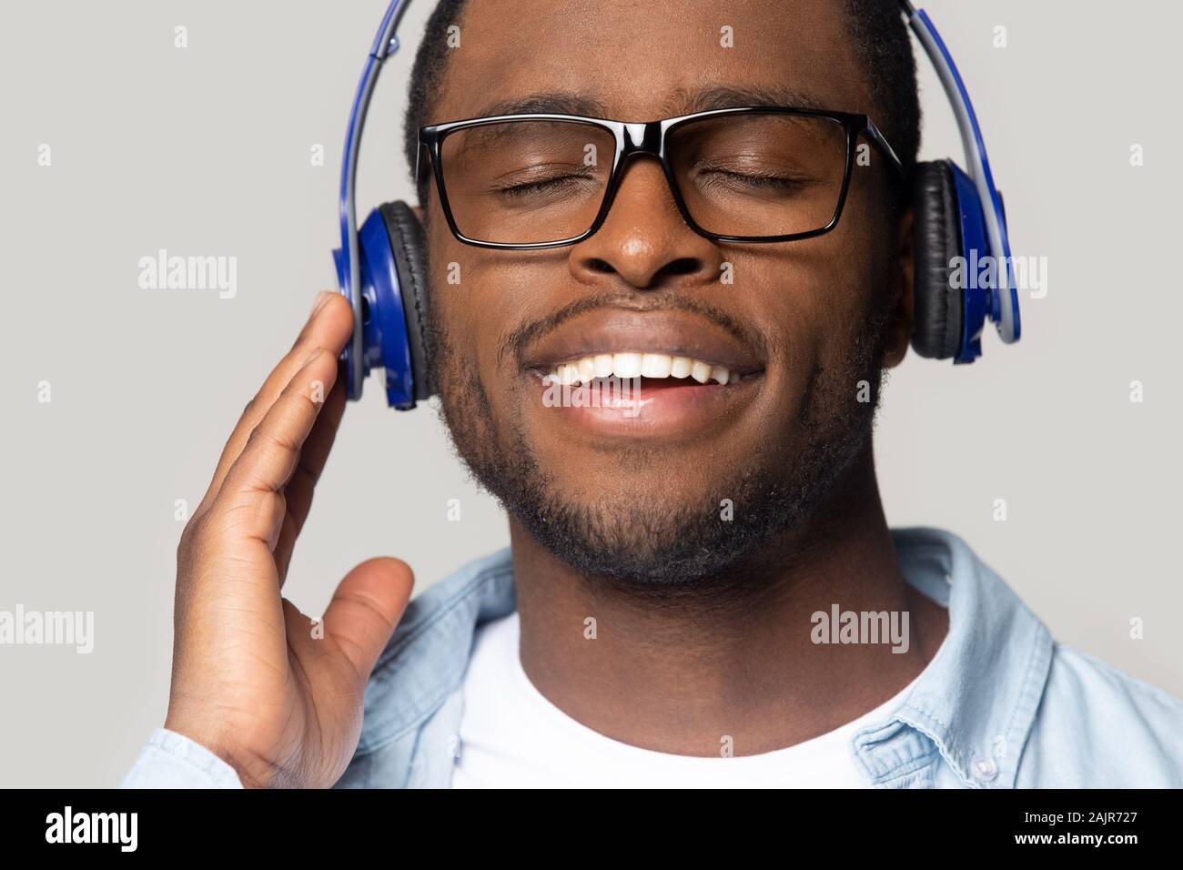 Face à l'Afrique libre guy casque profiter de musique favorite track Banque D'Images