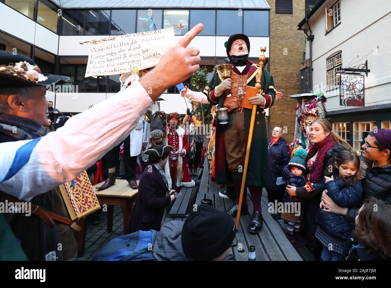 Les artistes interprètes ou exécutants dans le cadre du congrès annuel de la Douzième Nuit de célébrations et les mimes joue à la George Inn, à Southwark, au centre de Londres. Banque D'Images