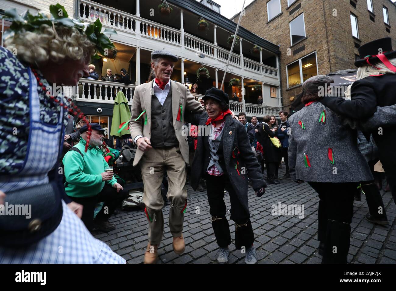 Les artistes interprètes ou exécutants dans le cadre du congrès annuel de la Douzième Nuit de célébrations et les mimes joue à la George Inn, à Southwark, au centre de Londres. Banque D'Images