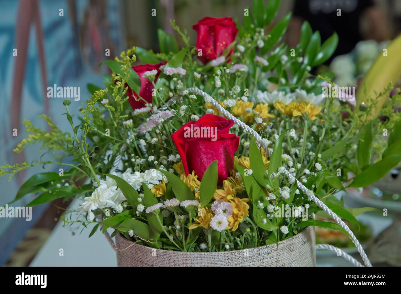Fleur rouge photo close up dans le bouquet. Le pétale de fleur . Bouquet de roses rouges fraîches . bouquet de roses rouges . Banque D'Images