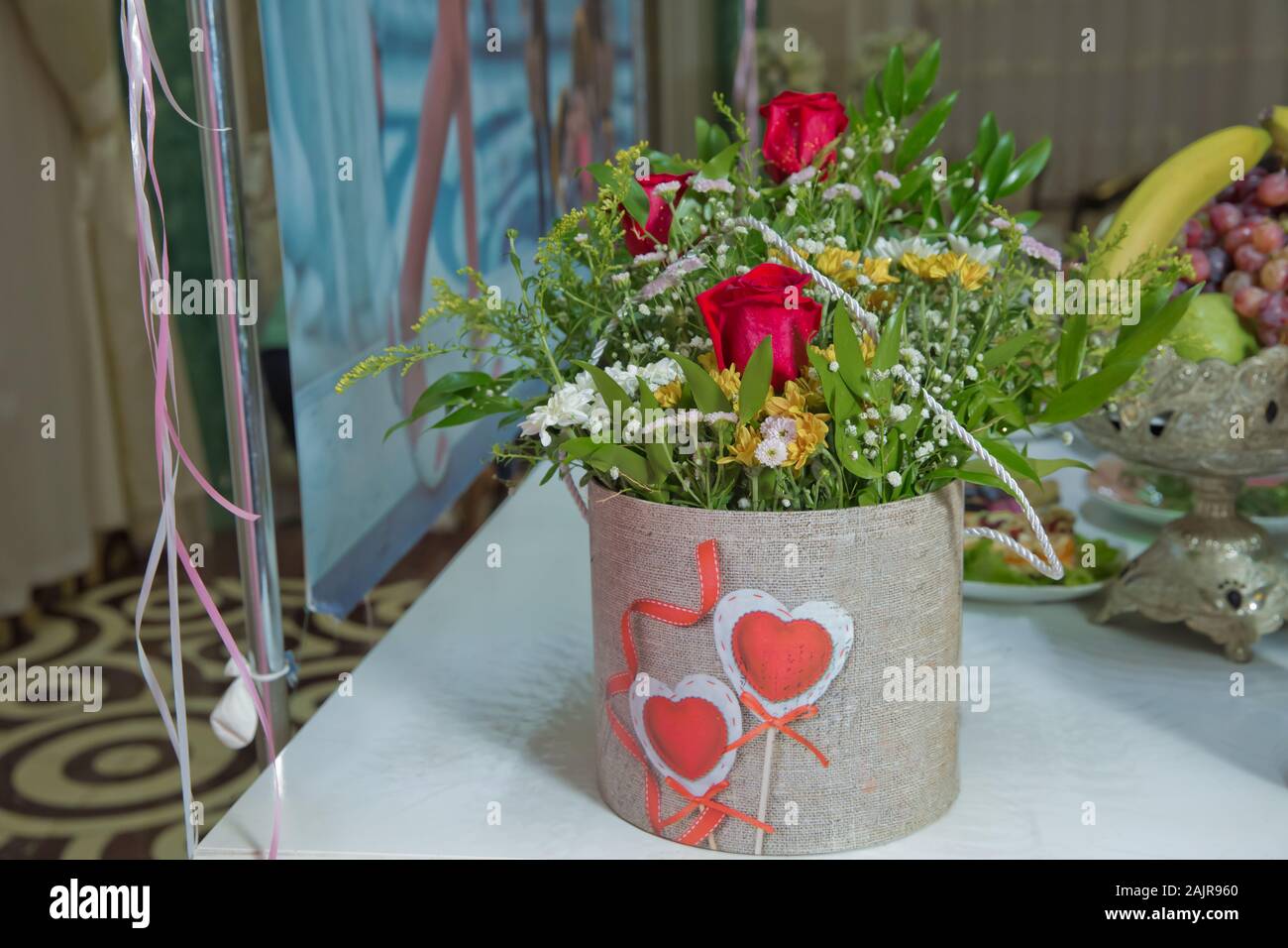 Fleur rouge photo close up dans le bouquet. Le pétale de fleur . Bouquet de roses rouges fraîches . bouquet de roses rouges . Banque D'Images