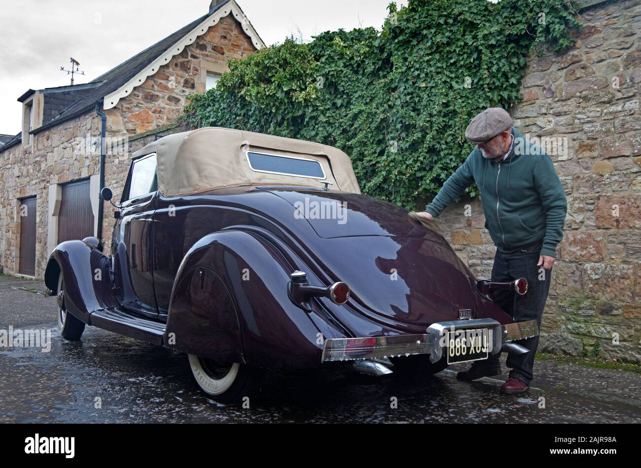 Portobello, Édimbourg, Écosse, Royaume-Uni. 5 janvier 2020. Gordon se lave vintage Ford 1935 capote cabriolet véhicule qu'il a administré pendant deux ans et est toujours la restauration de l'intérieur. Il l'acheta après seulement voir une photo de la voiture. Banque D'Images