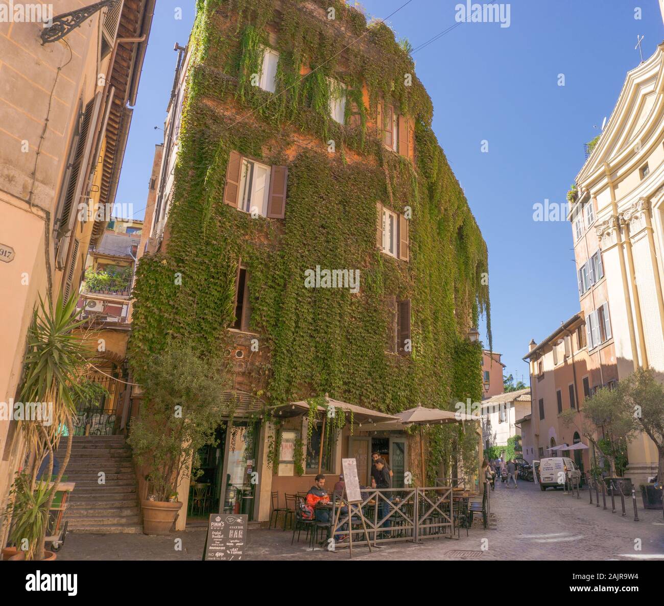 ROME, ITALIE - 10 octobre 2017 : les gens mangent à l'extérieur dans une trattoria typique de Trastevere, le quartier historique de Rome, Italie Banque D'Images