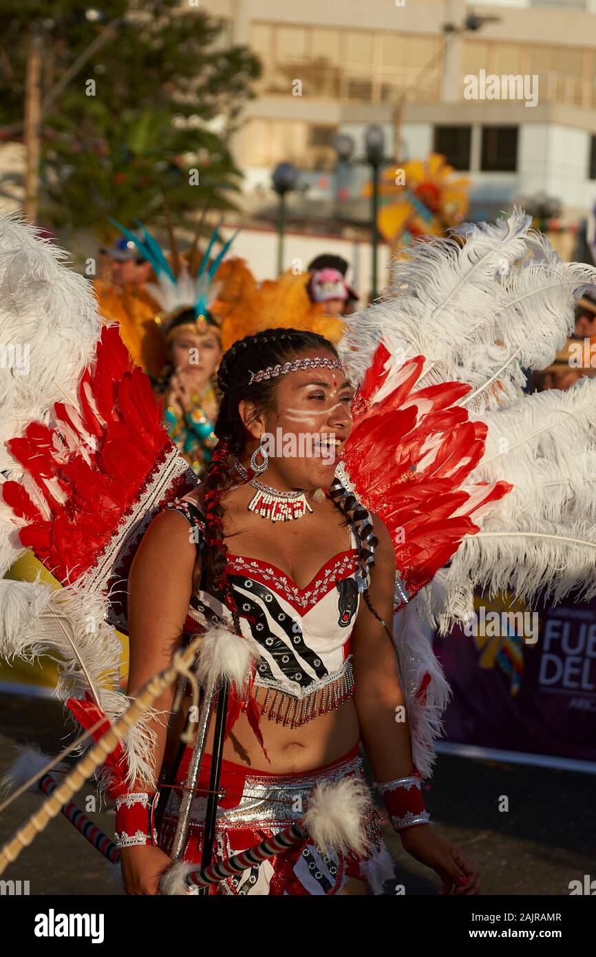 Femme membre d'un groupe de danse de Tobas en costume orné d'effectuer au carnaval annuel Andino con la Fuerza del Sol à Arica, Chili. Banque D'Images