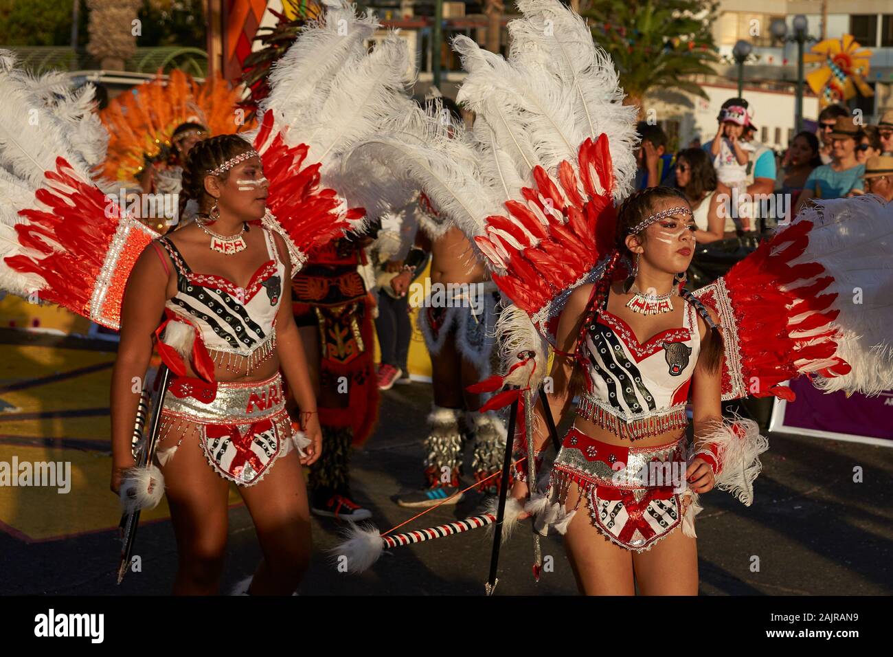 Femme membre d'un groupe de danse de Tobas en costume orné d'effectuer au carnaval annuel Andino con la Fuerza del Sol à Arica, Chili. Banque D'Images