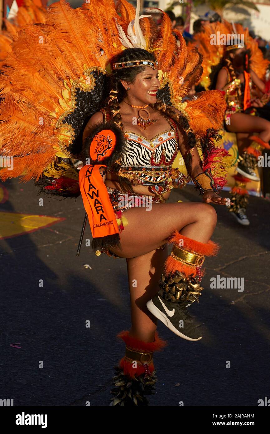 Femme membre d'un groupe de danse de Tobas en costume orné d'effectuer au carnaval annuel Andino con la Fuerza del Sol à Arica, Chili. Banque D'Images